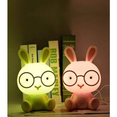 Svietivé nočné svetlo so zajačikom a okuliarmi v zelenej farbe