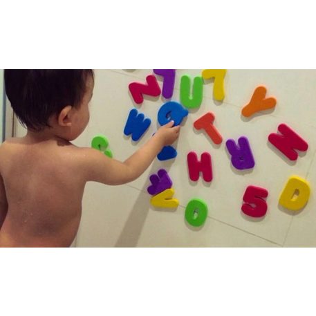 Kúpeľová hra s písmenami a číslami